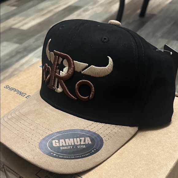 Muza Black and Tan Embroidered Hat - Picture 2 of 3